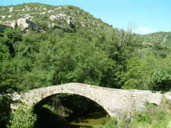 navacelles_pont.JPG (113309 octets)